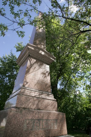«Monument à la famille de Philemon Wright dans le cimetière St. James.»