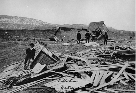 «Restes d’une maison après le glissement de terrain.»