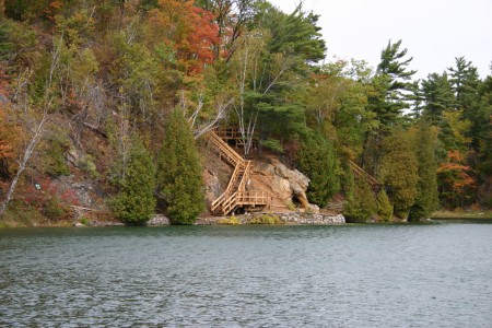 «Un des aires de repos du Lac Pink, dans le parc de la Gatineau.»