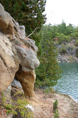 «Un pilier rocheux au Lac Pink, dans le parc de la Gatineau.»