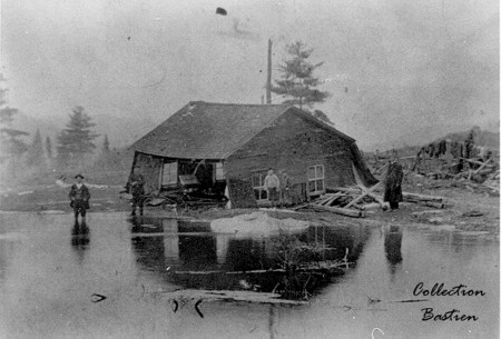 «Maison emportée par la rivière. Des morceaux de glaces sont également visibles, car le glissement a eu lieu en avril.»