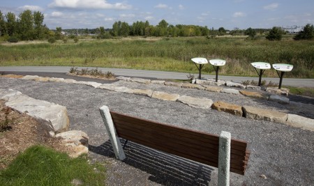 «Une aire de repos est aménagée de long du sentier du Ruisseau-Leamy et permet de profiter de la beauté du lieu.»