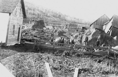 «Vue des restes de la ferme de monsieur Clément après une coulée d’argile.»
