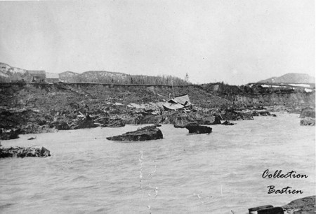 «Amoncellement d’argile dans la rivière du Lièvre après le glissement de terrain.»
