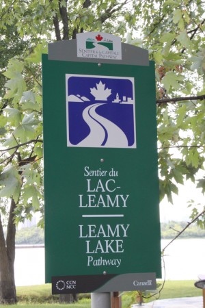 «Le sentier du Lac-Leamy invite les randonneurs de faire le tour du lac.»