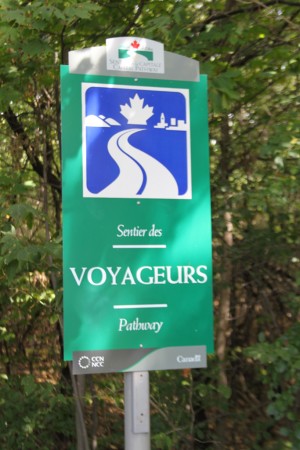 «Le sentier des Voyageurs longe la rivière des Outaouais.»