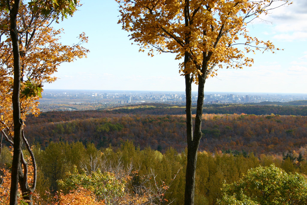 «Certains points de vue permettent d’observer à la fois la plaine qui accueille la ville de Gatineau ainsi que les montagnes arrondies qui constituent le Bouclier canadien.»
