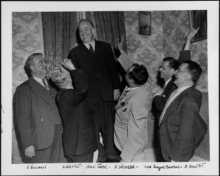 Bibliothèque et Archives nationales du Québec, Honorable Alexandre Taché entouré de supporteurs suite à une victoire électorale, vers 1945. BAnQ Gatineau, fonds Alphonse Moussette (P45, S1, D30). Photographe inconnu.