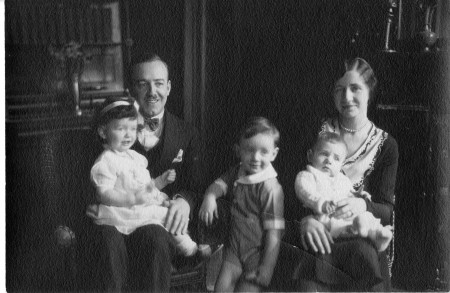 Bibliothèque et Archives nationales du Québec, député Alexandre Taché, son épouse Berthe Laflamme, et leurs trois enfants, vers 1930. BAnQ Gatineau, fonds Joseph-Edouard Laflamme (P46, S1, D5, P3). Photographe inconnu.