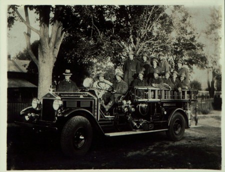Bibliothèque et Archives nationales du Québec, Pompiers de Buckingham dans un camion à incendie, 1935. BAnQ Gatineau, fonds Rodolphe Léger (P28, D372, P1). Photo attribuée à Rodolphe Léger.