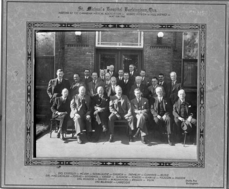 Bibliothèque et Archives nationales du Québec, Groupe de médecins devant l'entrée de l'hôpital Saint-Michel de Buckingham, 10 mai 1941. BAnQ Gatineau, collection Ruth Higginson (P80, S1, D28). Photo : Studio Roy.