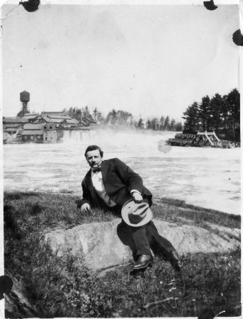 Bibliothèque et Archives nationales du Québec, La famille Léger photographiée devant l'Erco à Buckingham, 1900. BAnQ Gatineau, fonds Rodolphe Léger (P28, D434). Photo attribuée à Rodolphe Léger.