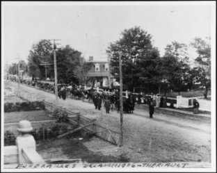 Bibliothèque et Archives nationales du Québec, Foule devant l'église et suivant le cortège funèbre lors des funérailles de Thomas Bélanger et François Thériault à Buckingham, 1906. BAnQ Gatineau, collection André Joyce (P57, D132, P2). Photographe inconnu.