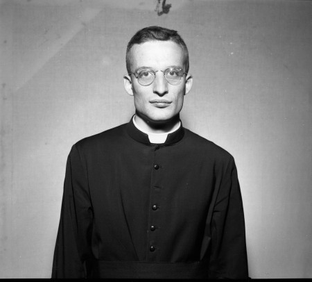 Bibliothèque et Archives nationales du Québec, Abbé Jean-Louis Morin, 14 juin 1955. BAnQ Gatineau, fonds Champlain Marcil (P174, S1, D5810, P1). Photo : Champlain Marcil.