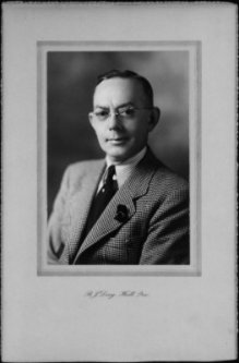 Bibliothèque et Archives nationales du Québec, Alphonse Moussette, vers 1935. BAnQ Gatineau, fonds Alphonse Moussette (P45, S1, D1, P2). Photographe : B. J. Déry.