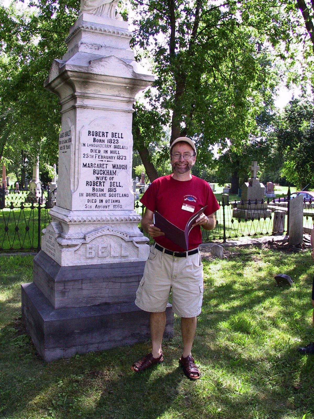 Le président de la SHO, Michel Prévost, lors d’une visite guidée du cimetière St. James de Gatineau. Photo : Jacques Decarie